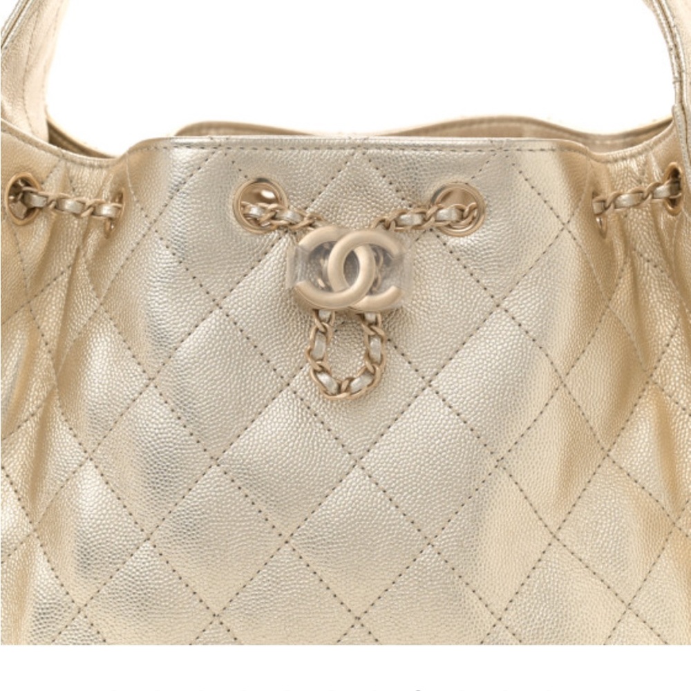 CHANEL
Metallic Caviar Quilted Small
Chanel 25 Hobo Gold - Picture 7 of 10
